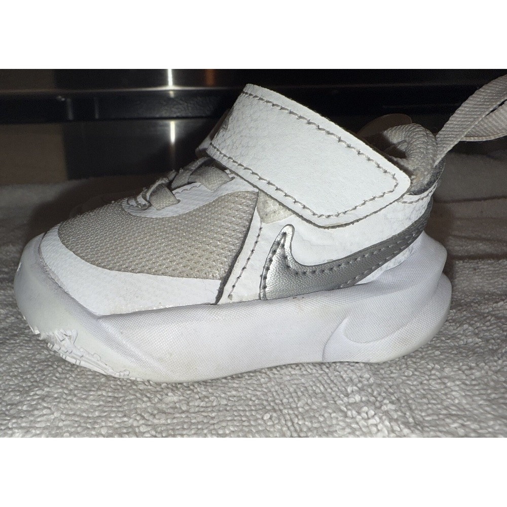 NIKE - Sz 3 White Silver Toddler Team Hustle D 10 Baby Sneakers
